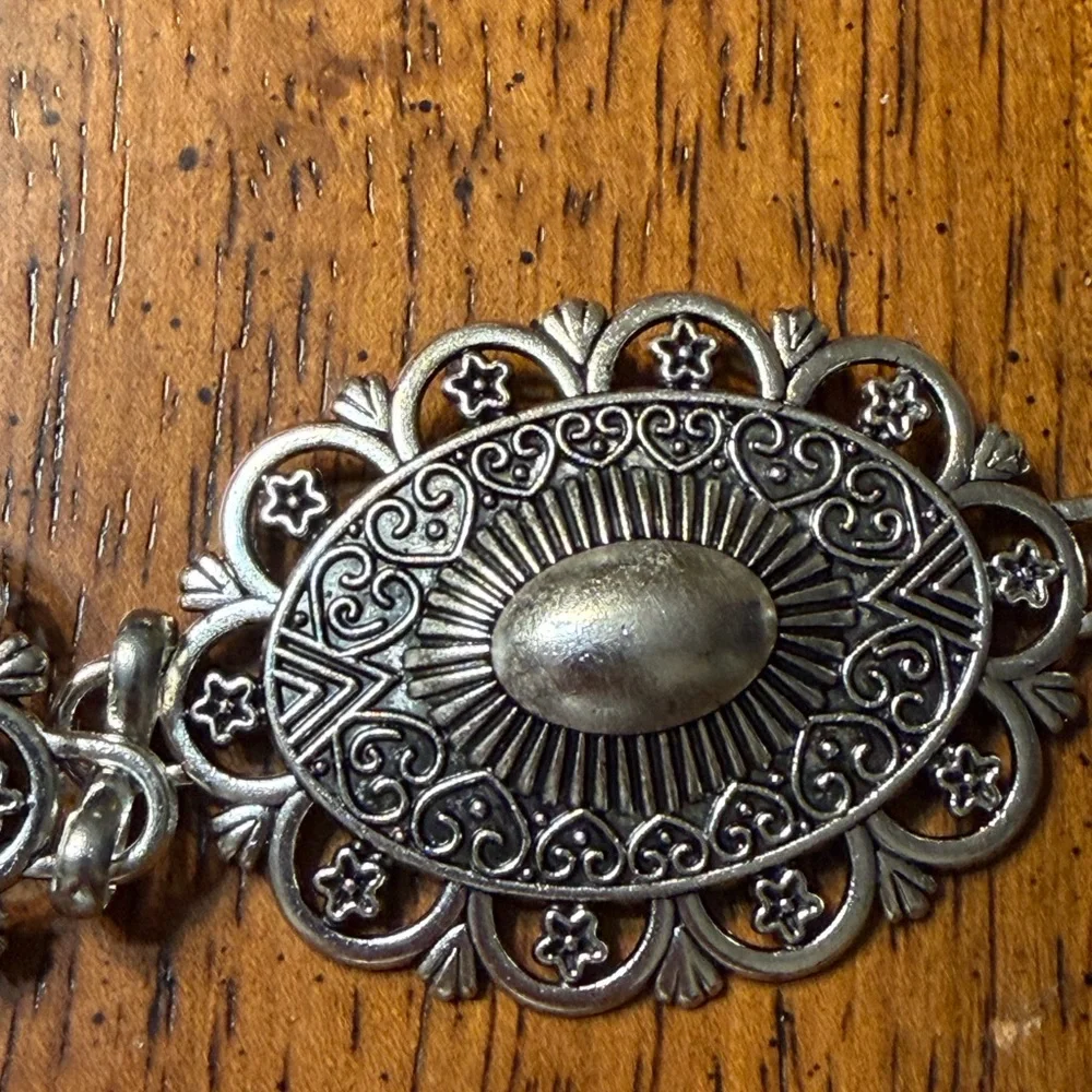 Alabasta Western -Style Silver tone Floral Medallion belt. New